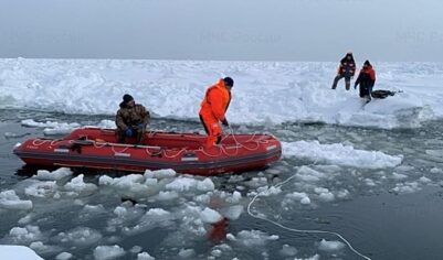 На Сахалине троих рыбаков унесло на оторвавшейся льдине