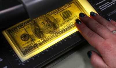 «Срока годности не существует». Что делать при отказе банка принять старые доллары?