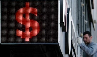 Внебиржевой курс доллара упал ниже 81 рубля