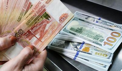 Bloomberg: рубль укрепился на фоне тарифной войны США