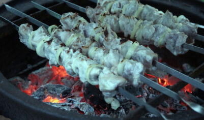 Цены на мясо взлетели на майские праздники: придется есть шашлык из помидоров