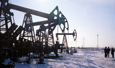 Нефть рухнула ниже $70: кто виноват и что будет с рублем