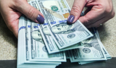 «Как в квесте». У россиян начались проблемы при обмене долларов