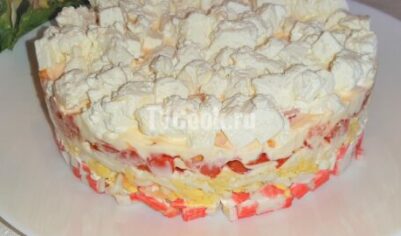 Слоеный салат с крабовыми палочками, помидорами и сыром фета вкусный рецепт с фото пошагово и видео