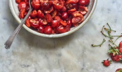Салат, мороженое и соус к мясу: 5 полезных и необычных рецептов с первыми ягодами