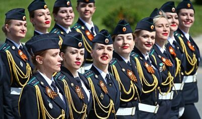 В Перми участница парадной колонны потеряла туфельку