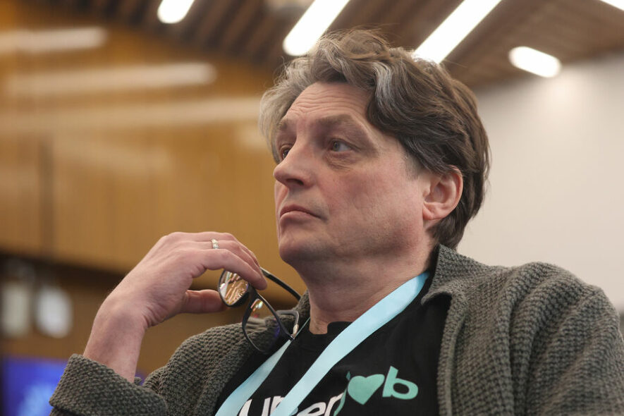 «Курьеры получают в четыре раза больше рабочих». Глава Superjob Захаров — о ситуации на рынке труда