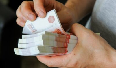 «Россияне легко могут заработать 100 тыс. руб. Нужно мало спать и работать по 12 часов в день»: экономист