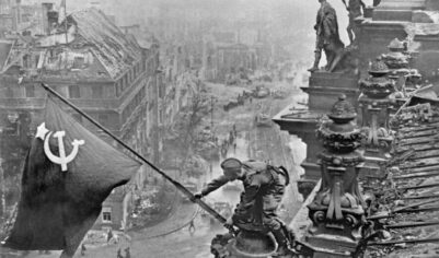 «Воткнули в голову какой-то немецкой бабе»: как водружали Знамя Победы над Рейхстагом