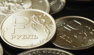 Власти РФ начнут ослаблять рубль и снижать ключевую ставку ЦБ уже этим летом: эксперт