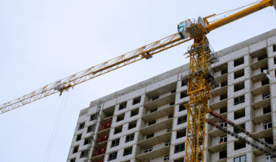 Подростка чуть не убило покатившейся бочкой на стройке в Новой Москве