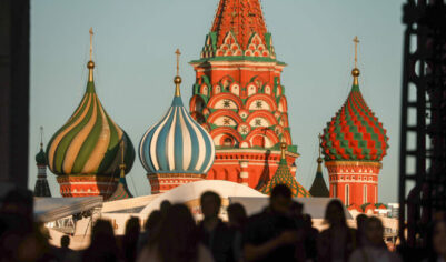 «Московские мусульмане» нарисовали полумесяцы на храме Василия Блаженного. РПЦ возмутилась