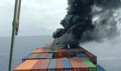 Четыре человека пропали без вести после взрыва контейнеровоза у берегов Индии