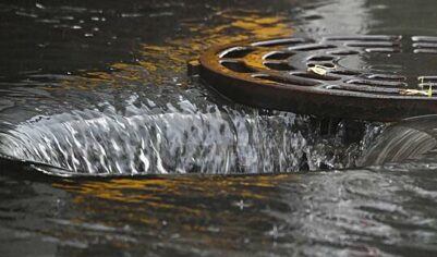 Москвича затянуло в трубу коллектора из-за сильного ливня