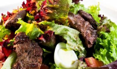 Классический салат с куриной печенью и перепелиными яйцами вкусный рецепт с фото пошагово и видео