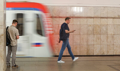 Мужчина упал на рельсы и скончался на станции московского метро