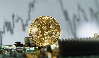 Стоимость биткойна упала ниже 100 тысяч долларов впервые с 8 мая