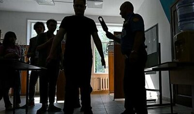 Школьница не ходит в школу из-за боязни металлоискателя