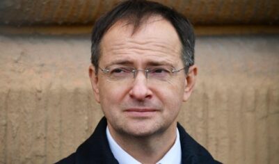 «Историк, который читает лекции»: НАТО «укрепляет позиции Мединского в России»