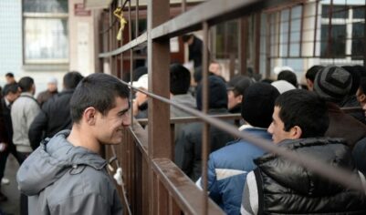 «Наркоманам и сифилитикам нет места с нами под одной крышей. Депортировать за свой счет»: законопроект по мигрантам