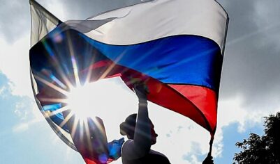 Дипломаты прокомментировали сожжение российского триколора в Тбилиси