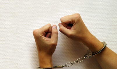 Преподавателя музыки обвиняют в насилии над несовершеннолетней ученицей