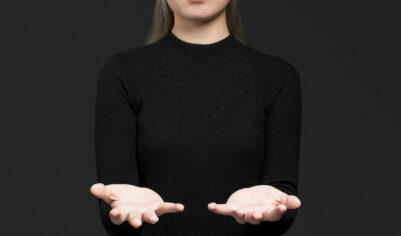 «Как с куском мяса»: унизительно обысканная с раздеванием женщина обвинила полицию