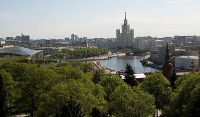 Юноша упал в Москву-реку и получил серьезные травмы