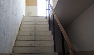 «Ночевал под лестницей»: жуткие признания мальчика, которого избивал отчим-инвалид