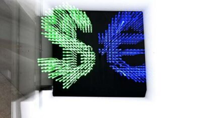 Официальный курс доллара вырос на фоне снижения ключевой ставки Банка России