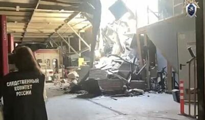 В российском городе на автосервис упала стена паркинга