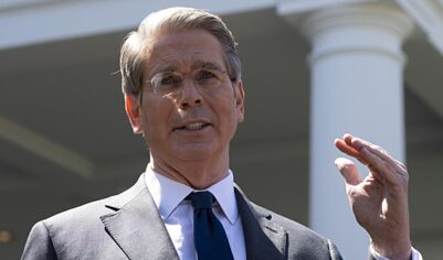 Бессент: США обеспокоены закупками Китаем иранской нефти