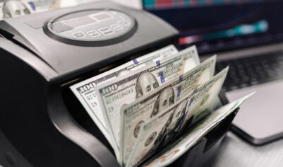 «На курс влияют слухи и домыслы». Что будет с долларом летом и осенью