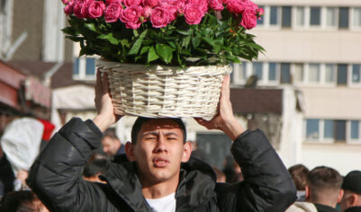 Средняя цена букета равна трем баночкам красной икры