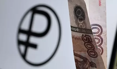 Рубль на Мосбирже в августе ослаб по отношению к юаню на 1,42%