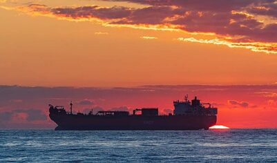 Два нефтяных танкера с нефтью из РФ изменили маршрут после новых санкций