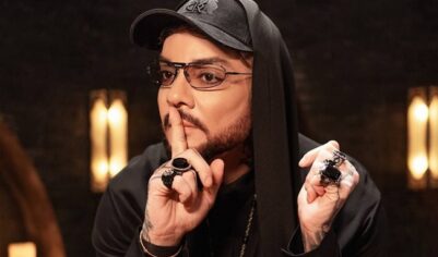 Филипп Киркоров рухнул с лестницы во время выступления на «Новой волне 2025» (видео)