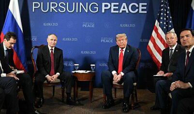 В России начали продавать футболки с фото Путина и Трампа на Аляске