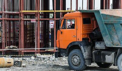 Дважды наехавший на людей водитель самосвала сбежал из России