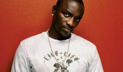 Рэп-звезду Akon заперли в люксовом туалете из-за угрозы атаки БПЛА в Сочи