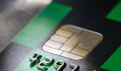 Карты – детям не игрушка: с 1 августа меняются правила открытия счетов для подростков