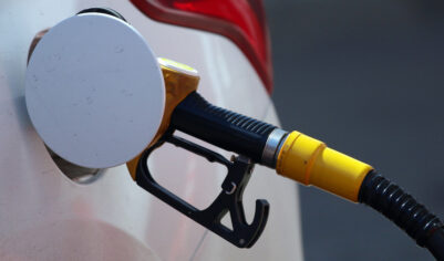 Бензин бьет рекорды: биржевые цены растут на фоне запрета экспорта и аварий на НПЗ