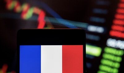 Bloomberg: Французские активы подешевели из-за угрозы политического кризиса