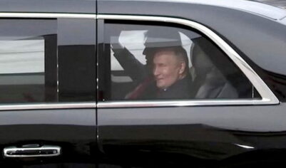 Тайна нескольких минут наедине: Reuters раскрыл, что произошло в машине Трампа, куда сел Путин (ВИДЕО)