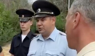 «Я вас всех расстреляю»: в Саратове полицейский пригрозил людям, вставшим на защиту парка