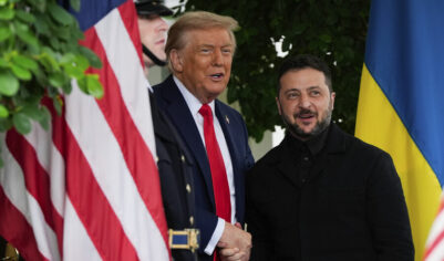Клюшка, ключи от Белого дома и кепки MAGA: что дарили и показывали друг другу Трамп и Зеленский