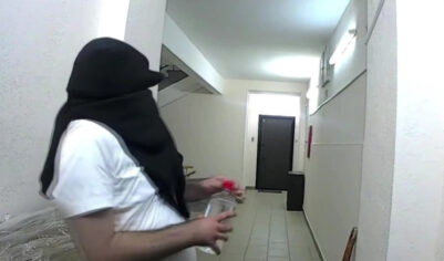 Выяснились подробности поджога входной двери должника на севере Москвы