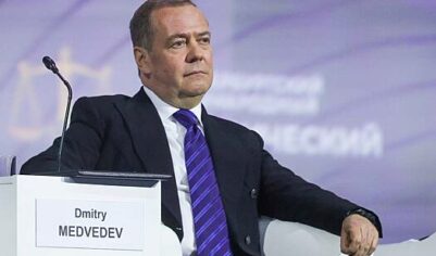 Медведев исключил существование страны без власти