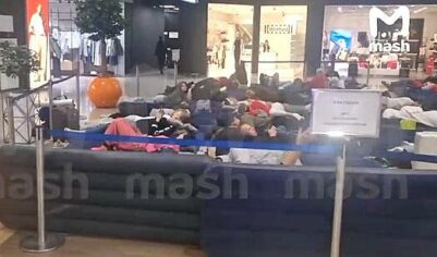 Пассажирам московских аэропортов пришлось спать на матрасах из-за атак БПЛА