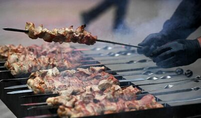 Россияне начали отказываться от маринованного мяса для шашлыка